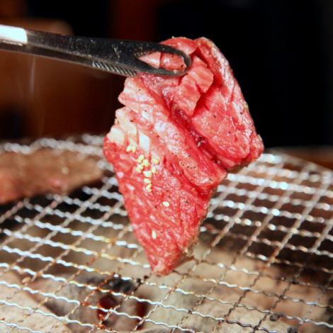 炭火焼肉なので炭の香りはもちろん、肉の美味しさをぎゅっとつめた状態で焼き上げるので最高のお肉を最高の状態でお召し上がりいただけます◎