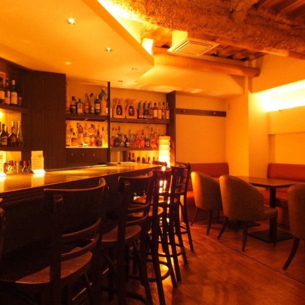 The counter seats are full of liquor lined up in a row.BGM that flows comfortably makes you feel calm.There are sofa and table seats that can be used by up to 15 people, and dark lighting and candles create an impressive space.