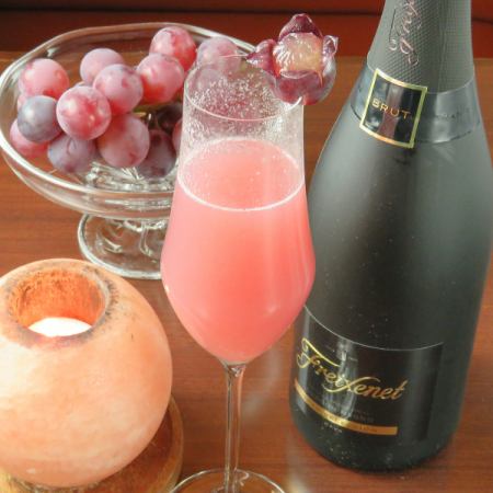 Kyoho and sparkling wine cocktail