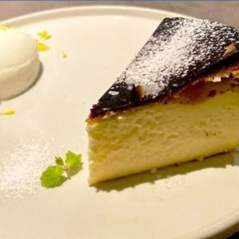 自家製バスクチーズケーキ　ジェラート添え
