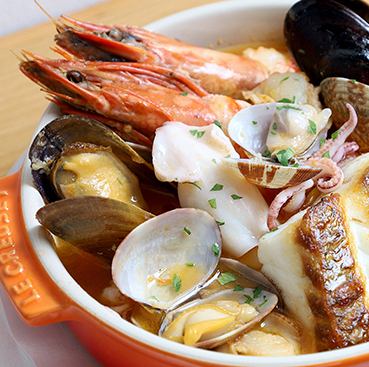 ◆◇海の幸が口の中いっぱいに広がる味わいをご堪能◆◇魚介山盛りブイヤベース　1,980円（税込）