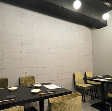 4名様掛けのテーブルが2卓あり、大人のデートや女子会でもゆったりとお過ごしいただけます。無機質な壁と温かみのある椅子のコントラストがおしゃれで肩肘張らずにお食事を楽しめます♪大切な人との会話や絶品お肉料理に集中できるお席。賑やかな北新地でちょっと贅沢なプライベートタイムを過ごしたい方におすすめです◎