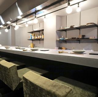 北新地の路地裏にひっそりと佇む当店は、スタイリッシュなカウンター席が魅力です◎長く伸びるカウンターは、まさに料理の舞台！キラキラと輝く吊り下げ照明が、空間全体を上品に照らしています。目の前で繰り広げられる調理の音や香り、そして料理長との会話も楽しめる臨場感は、カウンター席ならではの醍醐味です★