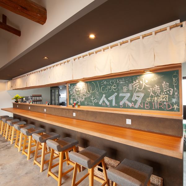 【どこか懐かしさを感じるようなアットホームな空間が広がる店内】目の前で料理が仕上がっていく様子が楽しめるカウンター席では、スタッフとの会話を楽しんだりできるのが魅力◎お仕事帰りの一杯や、気軽なお食事利用にぴったりです。