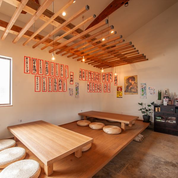 【6名様テーブル席あり】落ち着いた雰囲気の中で、ゆったりとお食事を楽しめるテーブル席をご用意しております。ご家族での団欒や親しいご友人との集まり、ちょっとした会食など、プライベートな空間を重視したいシーンにも最適です。