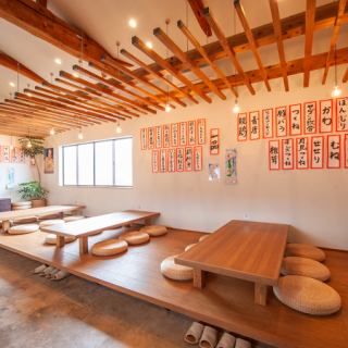 ゆったりとした6名様掛けテーブル席をご用意しております。ご家族やご友人とのお食事にぴったりのお席です。