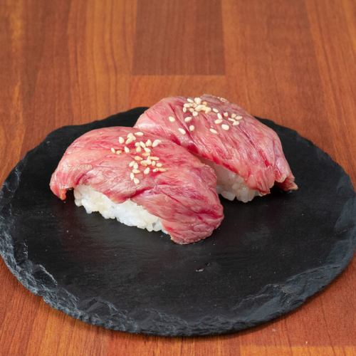 소스 절임 붉은 볶은 고기 초밥