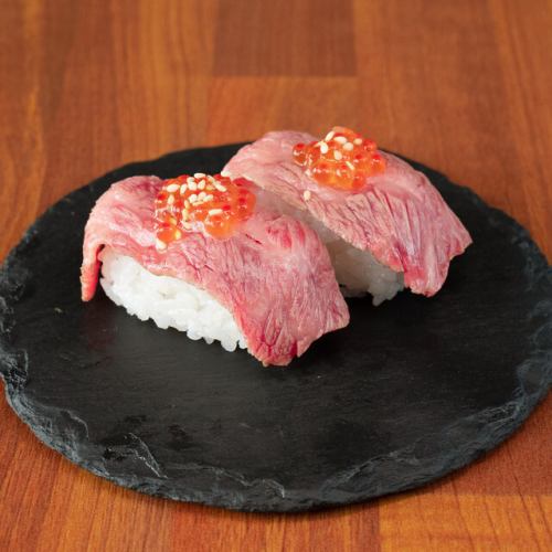 烤肉壽司配鮭魚子
