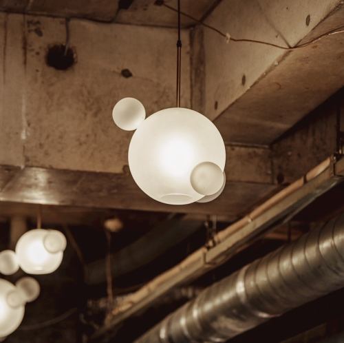 シックな照明が店内を素敵に彩ります。