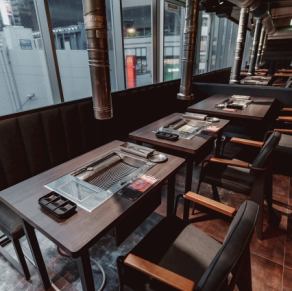 【テーブル席】2名~使えるテーブル席♪デートやお一人様でも使い易いっ!!様々なドリンクをご用意しております。