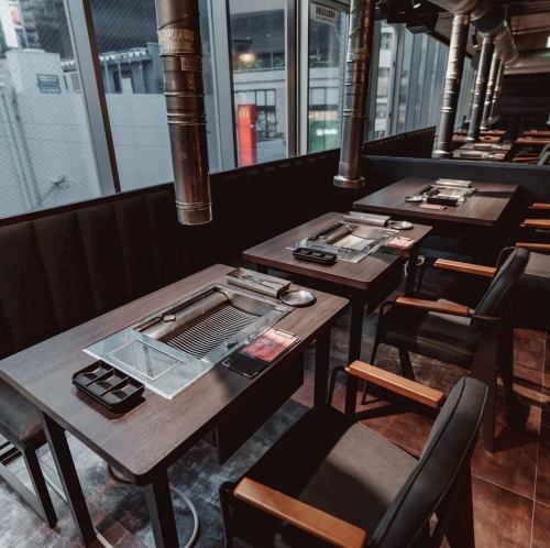 【テーブル席】2名~使えるテーブル席♪デートやお一人様でも使い易いっ!!様々なドリンクをご用意しております。