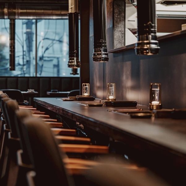 【無煙ロースターで匂いもつきにくい♪】開放的な店内はテーブル席と完全個室で全席無煙ロースターを完備しております。