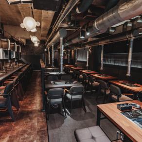 The stylish space design creates a sophisticated industrial modern atmosphere.With spacious table seating and chic counter seating, it is suitable for a variety of occasions.Enjoy high-quality yakiniku and a wide selection of drinks to your heart's content in an extraordinary atmosphere that makes it hard to believe it's an all-you-can-eat restaurant.