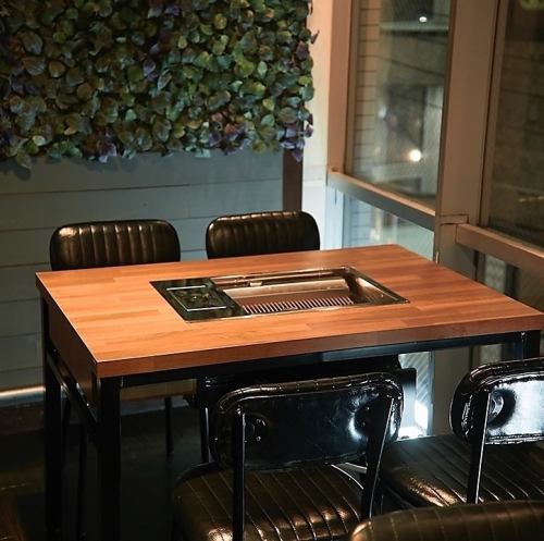 This is a special seat with a sense of privacy where you can enjoy yourself without worrying about others.Wall greenery adds color, creating a stylish space that looks great on social media.The open feeling by the window and the comfort of the leather sofa are also appealing.Please feel free to use this space for dates, girls' nights, or other conversations with loved ones.