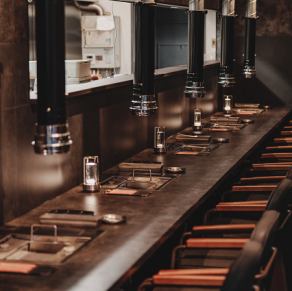 Stylish neon lights brighten up the interior of the store♪ Also, popular K-POP is playing on the TV, making it an irresistible space for fans of Korea★ Counter seats that combine sophisticated design with functionality.Equipped with a roaster for each person and powerful smoke exhaust equipment, you can enjoy yakiniku at your own pace without worrying about the smell.