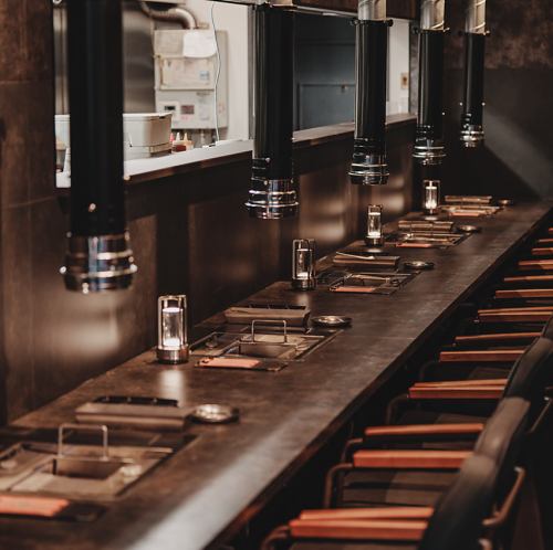 Stylish neon lights brighten up the interior of the store♪ Also, popular K-POP is playing on the TV, making it an irresistible space for fans of Korea★ Counter seats that combine sophisticated design with functionality.Equipped with a roaster for each person and powerful smoke exhaust equipment, you can enjoy yakiniku at your own pace without worrying about the smell.