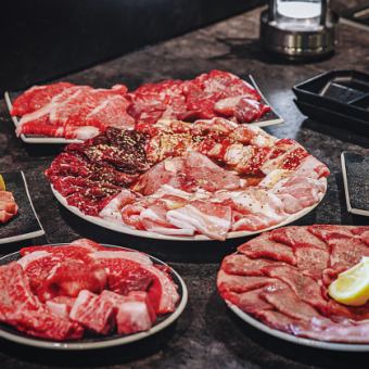 【超值套餐】標準自助餐，含飲料：包含烤牛排、裙邊牛排和鐵板燒！ 100 道菜，100 分鐘內享用 ⇒ 4,680 日元