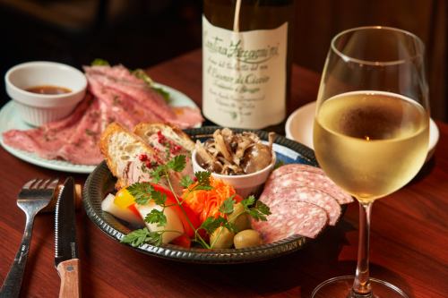 Toast with a carefully selected wine that goes well with meat dishes and cheese♪