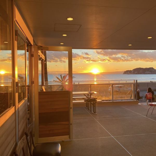 鎌倉海岸を一望できる最高のロケーションで素敵なひとときをお過ごしください♪海風を感じられるテラス席は最高。モーニングからランチ、カフェ利用、ディナータイムでのBBQパーティなど、どの時間帯でも存分にお楽しみ頂けます。もちろん大人数様でのご利用も大歓迎★詳しくは店舗までお問合せください。