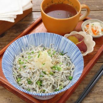 【鎌倉名物】胡麻油香る材木座名物しらす丼（小鉢・スープセット）