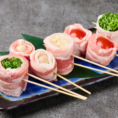 首先，隆重推出我们的骄傲和喜悦：蔬菜卷烤串！