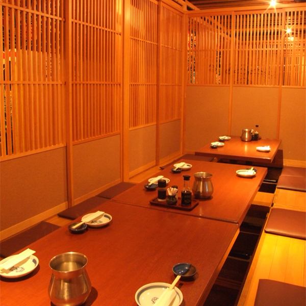 個室をぜ～んぶつなぐと最大34名までOK！これなら会社の大宴会も大丈夫。苦手なあの人とは席を離して…(笑)