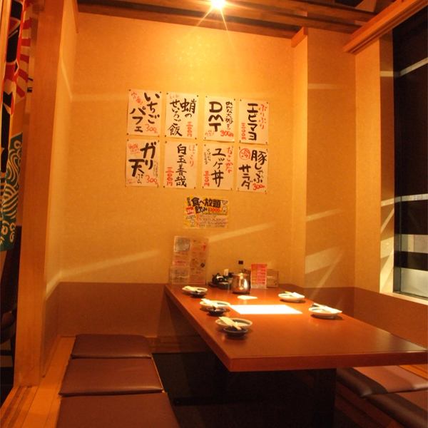 掘りごたつの個室は3名から、人数に応じて仕切れます。写真は6名用。友達とわいわいやるもよし、家族でほっこりするもよし