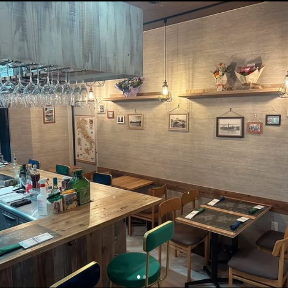 ヴェネチアの美しい川や建物、青い海をテーマにした「ヴェネチアの風」へようこそ。温かみのある木のインテリアと優雅な海の青を取り入れた配色でまるでイタリアの街角にいるかのような気分を味わえます。