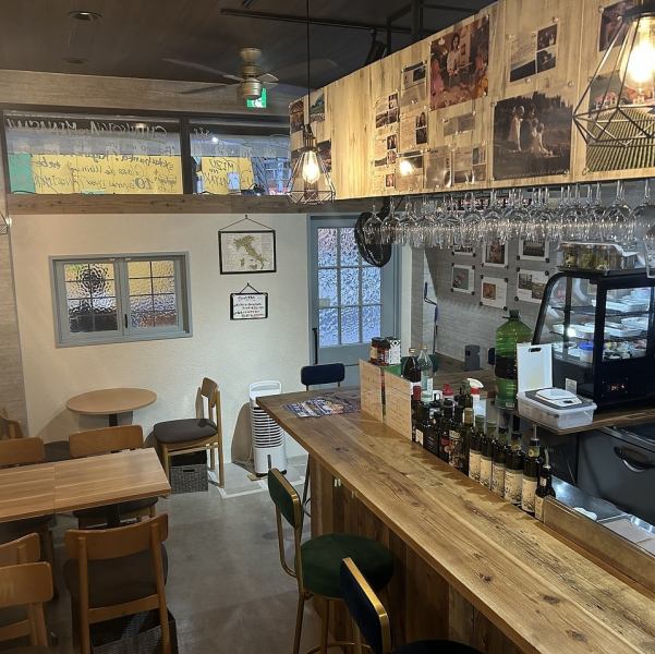 オープンキッチンから漂う香ばしい香りとシェフの手さばきを間近で楽しむことができるカウンターはキッチンと段差がないため、まるで自宅にいるかのようにリラックスしながらライブ感を味わえます。