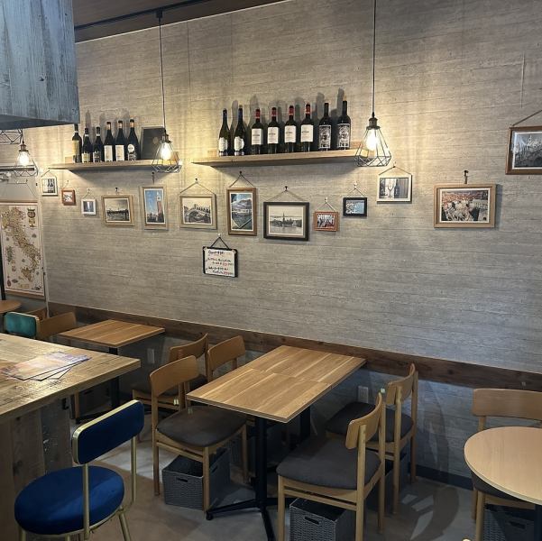 ヴェネチアの美しい川や建物、青い海をテーマにした「ヴェネチアの風」へようこそ。温かみのある木のインテリアと優雅な海の青を取り入れた配色でまるでイタリアの街角にいるかのような気分を味わえます。