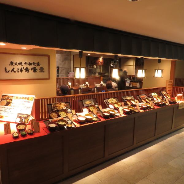 あたたかい印象の食堂スタイルでお待ちしております。ランチに定食、仕事帰りにおつまみとお酒など、居酒屋としてもご利用いただけます。長年愛されてきた日本人の味をどうぞ！