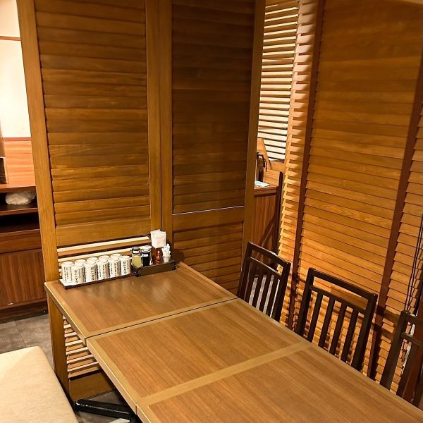 ソファー席やテーブル席もございますので、飲み会や宴会にも居酒屋としてご利用いただけます◎こだわりの焼酎や、生ビールのご用意がございますので、逸品料理と美味しいお酒をお楽しみください。