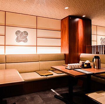 昼から夜まで、おひとりからグループまで。多彩なシーンでお楽しみいただける心地の良い空間でお待ちしております。休日の昼飲み、仕事帰りのサク飲みにも、ご友人さまとの飲み会にも、おひとりで食事をしっかり楽しむランチにもどうぞ。