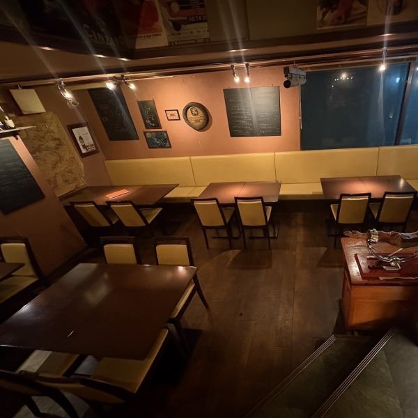 【テーブル席】 テーブルを組み替えて、大人数の宴会にもご対応できます。