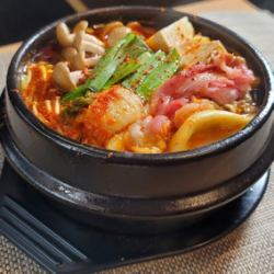 Meat-soaked kimchi hotpot