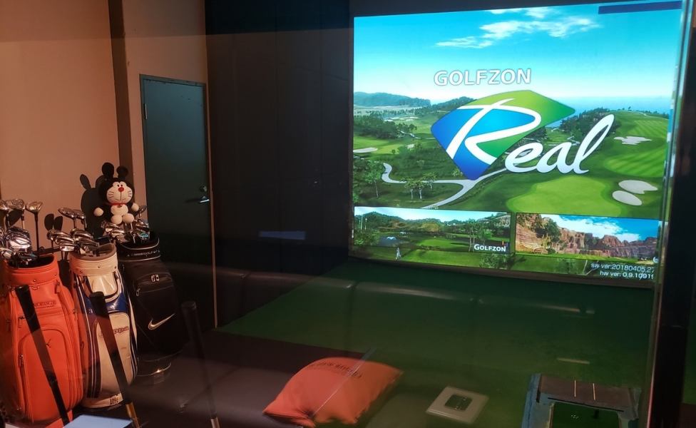 All rooms of simulation golf are completely private rooms.Great lunch price until 18:00 ★ After 18:00, the price is per room regardless of the number of people, so the more people you have, the better you can use it!