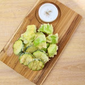 牛油果和时令蔬菜煎饼