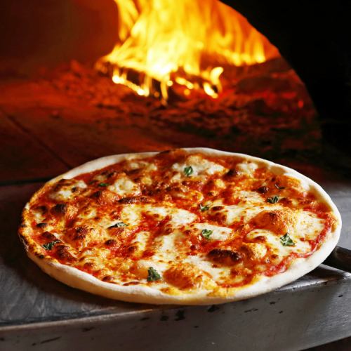 It's delicious because it's hot with firewood kiln and pizza dough made by hand every day!