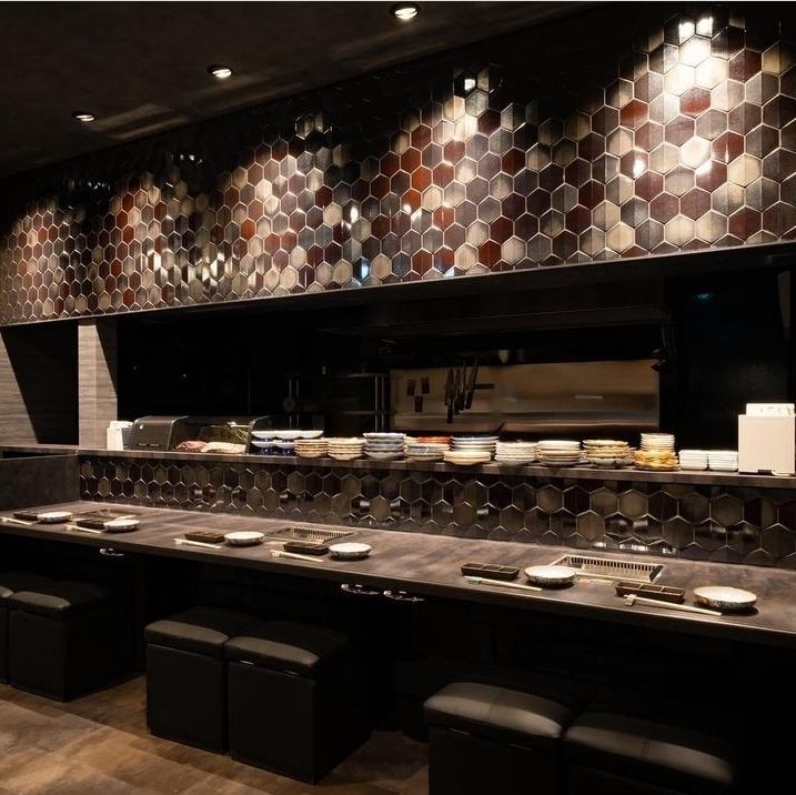 세련되고 고급스러운 점내에서 고급 야키니쿠를 맛볼 수 있습니다.개인실도 완비