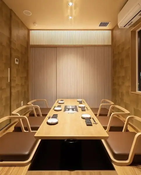 木のぬくもりを活かした落ち着きある店内には、少人数から利用できる掘りごたつ席が完備されています。足を伸ばして寛げる広々とした空間は、日々の忙しさを忘れて大切な方との食事をゆったりと楽しむのにぴったりです。心地よい照明が灯る和の装いで、リラックスしながら至福の時間をお過ごしいただけます。
