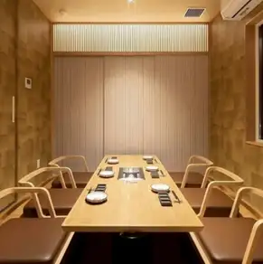 完全個室(小上がり堀りごたつ)6名×2席/10名×1席ご用意しております。