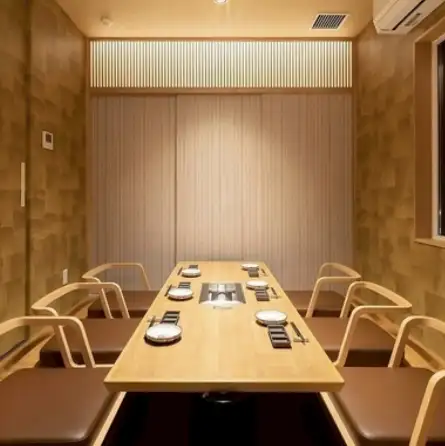 完全個室(小上がり堀りごたつ)6名×2席/10名×1席ご用意しております。