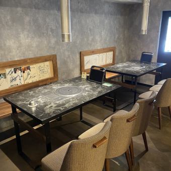 有可供 6 人就座的桌子。也欢迎与朋友一起喝酒聚会和女生之夜！