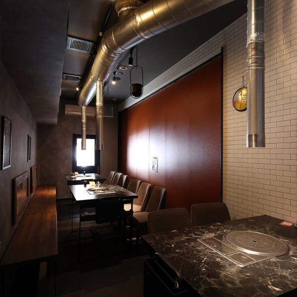 【ゆったり飲めるお洒落な雰囲気】清潔感のある、お洒落な隠れ家風の居酒屋。女性も入りやすい素敵なお店です◎テーブル席とカウンター席をご用意しております。ご友人との飲み会や、お一人様でちょい飲み、カジュアルデートなどにもご利用いただけますので、お気軽にお立ち寄りください♪