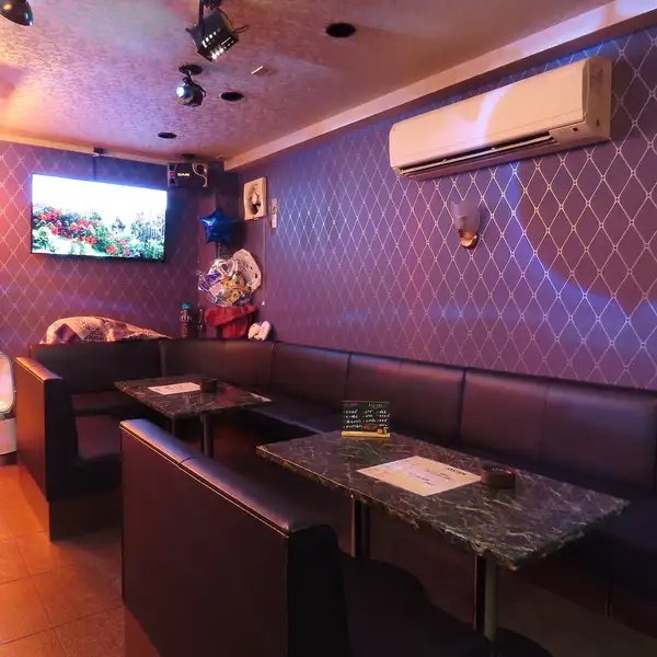 【ソファー席】店内にはゆったりと腰掛けられるソファー席をご用意しております。ソファー席は、最大16名様まで座ることができ、グループでの飲み会や女子会にもぴったりです。時間を気にすることなく、プライベートな空間でリラックスしたひとときをお過ごしいただけます。