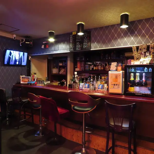 【カウンター席】お一人様でのサク飲みや、カップルでのデート利用におすすめのカウンター席を4席ご用意。お仕事帰りや、2軒目・3軒目のお店をお探しの際にもお気軽にお立ち寄りください。