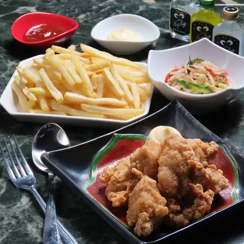 みんなでワイワイつまめる！ポテトやたこ焼きなど、お酒が進む定番スナック