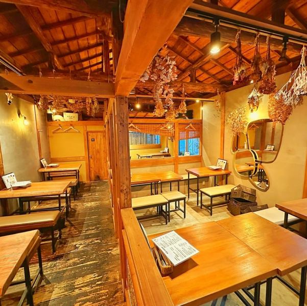 A homely Spanish bar in a traditional Japanese house.For food, we recommend the top quality lamb chops imported from New Zealand that are never frozen, and the seafood paella made with homemade lobster stock.Drinks include beer, wine, seasonal original cocktails and sake.