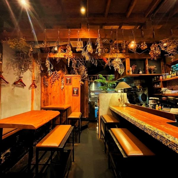 [A detached Spanish bar that can be used by two people] A place that can be enjoyed by two people for birthdays, anniversaries, dates, and everyday use.The food selection is popular with both men and women, and there is a wide variety of wines on offer.A must-see for wine lovers.Both the counter on the first floor and the table seats on the first floor are stylishly designed.