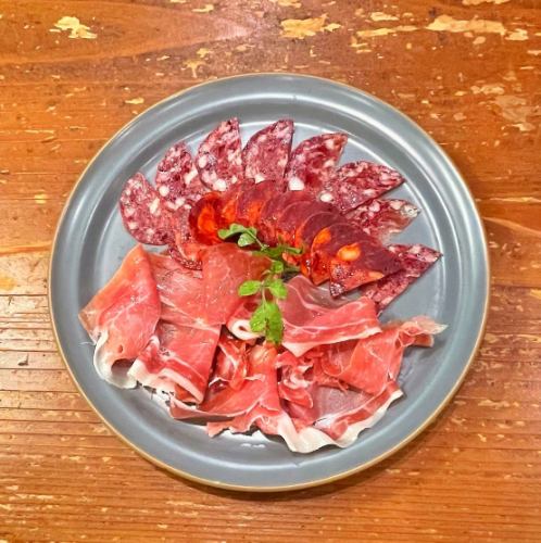 スペイン産生ハムとサラミの盛り合わせ
